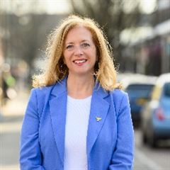 Official portrait of Liz Jarvis